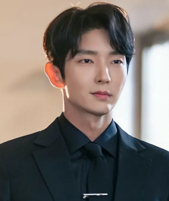 Lee Joon-gi Stuns Fans With Shocking Villain Role in Netflix’s New Historical Film ‘Dochabi’ Lee Joon-gi Stuns Fans With Shocking Villain Role in Netflix’s New Historical Film ‘Dochabi’